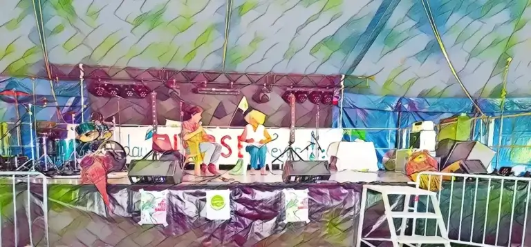 Conférence de Geneviève Azam sous le chapiteau Conférence de Geneviève Azam sous le chapiteau