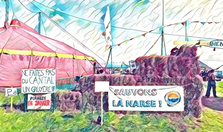 Bienvenue à la fête de la narse ! Entrée du lieu qui accueillait la 4ème fête de la narse : ne faites pas du Cantal un gruyère !