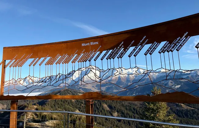 Table d'orientation d'Arthur Novat en Savoie La table d'orientation de La Gettaz épouse parfaitement les contours du Mont Blanc