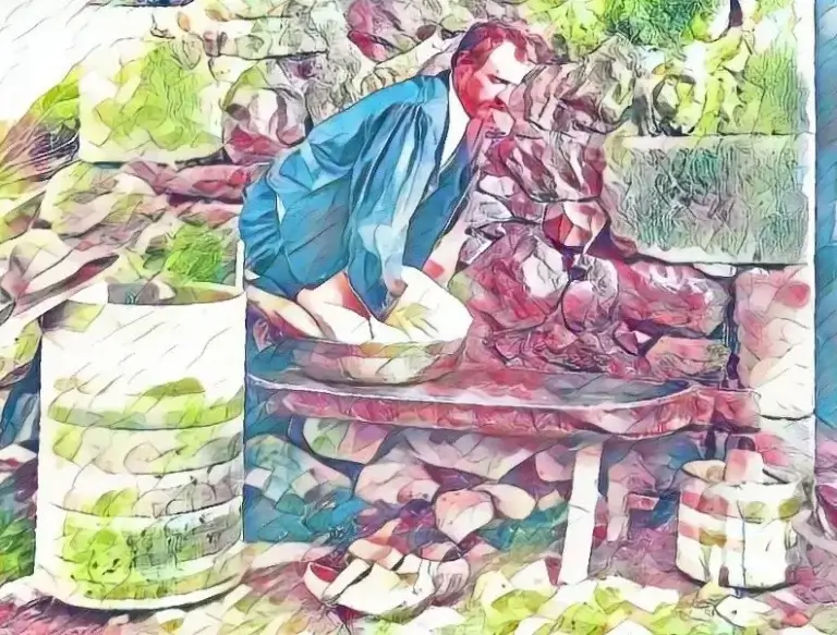 Pressage de la pâte dans un buron (d'après une carte postale ancienne) Pressage de la pâte dans un buron (d'après une carte postale ancienne)