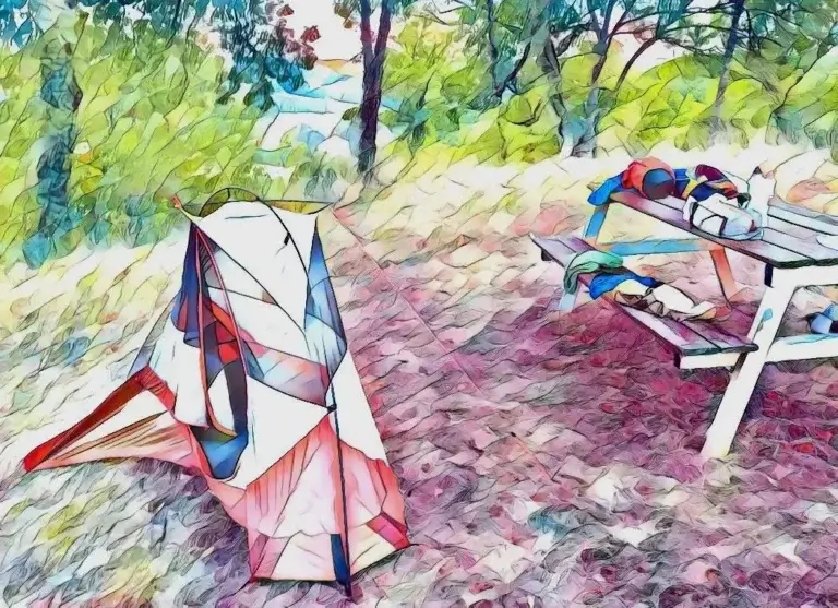 Tente de bivouac sur une aire de pique-nique (Tarn-et-Garonne). Tente de bivouac sur une aire de pique-nique (Tarn-et-Garonne)