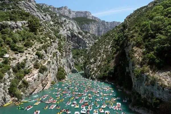 © Natacha de Mahieu / Instagram Accumulation de bateaux dans les gorges du Verdon, par Natacha de Mahieu