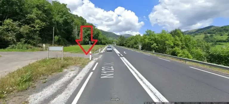 Ici, il faut traverser la route ! (capture d'écran Google Maps) Capture Google Maps montrant la route à 3 voies que le randonneur doit traverser sans aucune sécurité